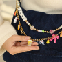 Crea una divertida decoraci&oacute;n de bolsos con colgantes de resina navide&ntilde;os