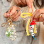 Dise&ntilde;a accesorios atractivos con colgantes llamativos