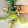 Dise&ntilde;a accesorios atractivos con colgantes llamativos