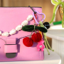 Dise&ntilde;a accesorios atractivos con colgantes llamativos