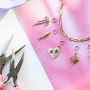 Crea un collar con colgantes met&aacute;licos funky con esmalte