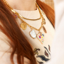 Crea un collar con colgantes met&aacute;licos funky con esmalte