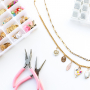 Crea un collar con colgantes met&aacute;licos funky con esmalte