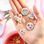 Crea un collar con colgantes met&aacute;licos funky con esmalte