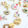 Crea un collar con colgantes met&aacute;licos funky con esmalte