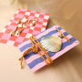 Combina los pendientes de moda con tarjetas de joyer&iacute;a &uacute;nicas