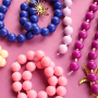 Crea una colecci&oacute;n de joyas a la &uacute;ltima con abalorios acr&iacute;licos redondos