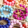 Crea una colecci&oacute;n de joyas a la &uacute;ltima con abalorios acr&iacute;licos redondos