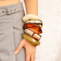 Insp&iacute;rate con pulseras de resina y metal