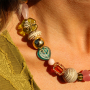 Crea joyas con abalorios acr&iacute;licos en colores oto&ntilde;ales