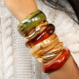 Combina pulseras de resina con pulseras met&aacute;licas