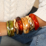 Combina pulseras de resina con pulseras met&aacute;licas
