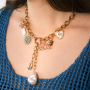 Crear joyas DIY con colgantes met&aacute;licos