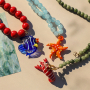 Dise&ntilde;a collares coloridos con colgantes de vidrio