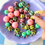 Crea joyas coloridas con abalorios acr&iacute;licos DQ con rayas
