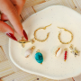 Inspiraci&oacute;n con colgantes de lat&oacute;n y detalles de verano