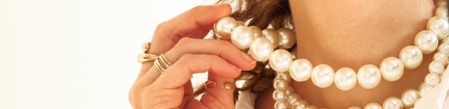 Colecci&oacute;n de perlas de cristal brillantes y a la moda